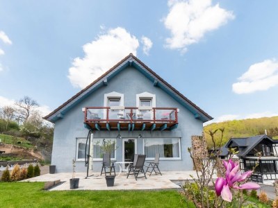Holiday house Luxuriöses Ferienhaus mit schönem Privatgarten in Eastern Eifel - Holiday house