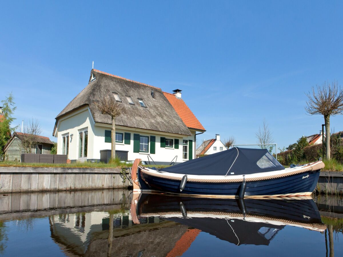 Holiday park House with a terrace near Langweerder Wielen