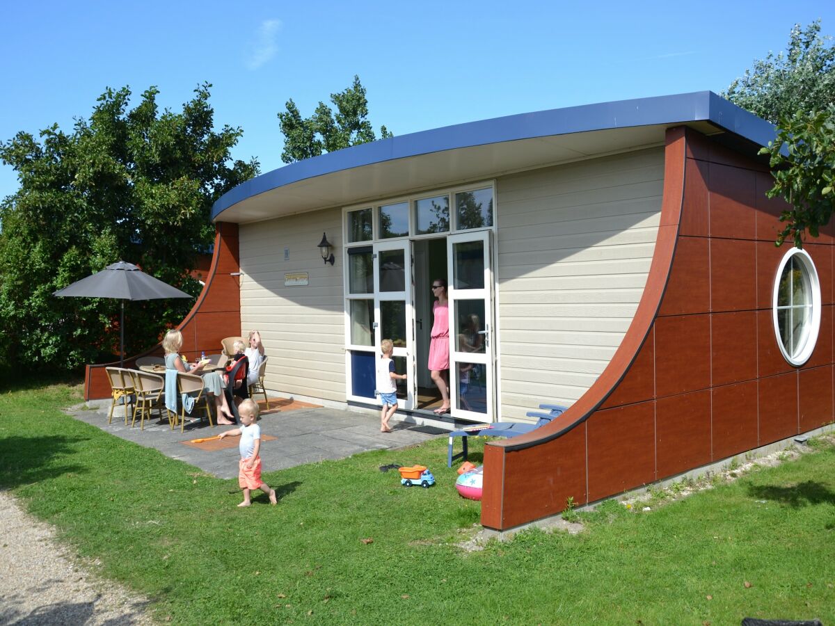 Holiday park Bungalow in 's-Gravenzande with Nautical Charm - Outdoor photo 5