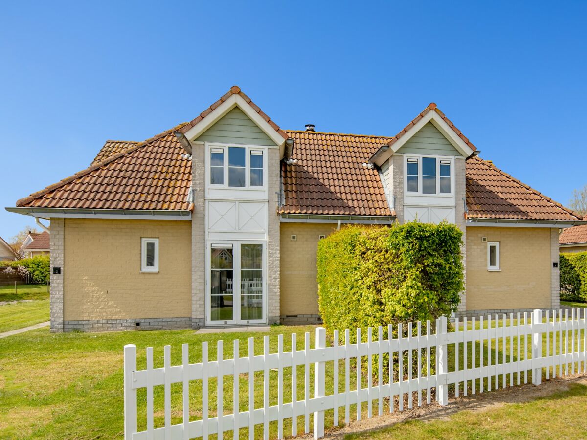 Holiday park Modern Villa with fenced garden.
