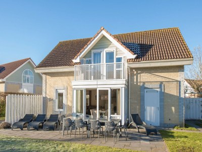 Holiday park Villa near North Sea Beach in De Banjaard in Kamperland - Holiday park