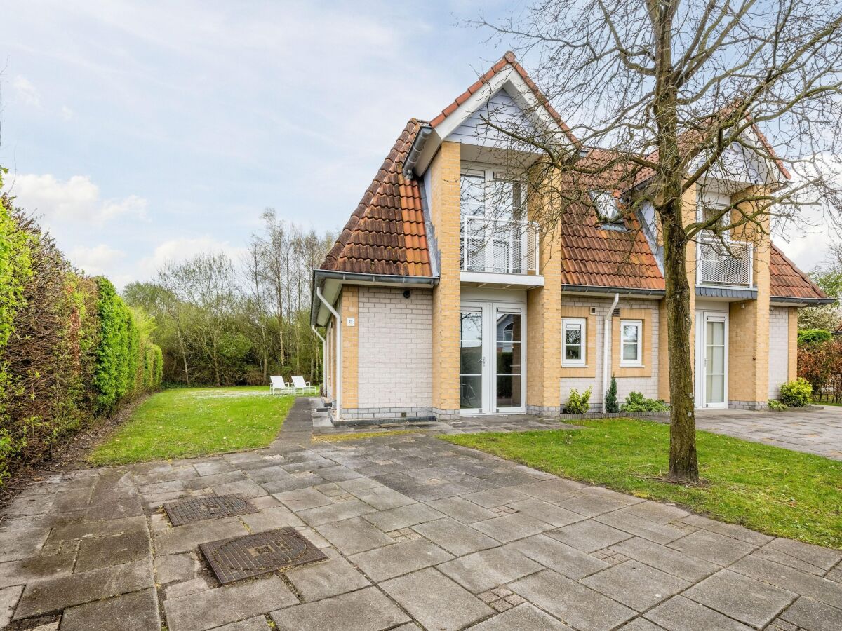 Holiday park Villa in Banjaard near Sandy North Sea Beach - Outdoor photo 2