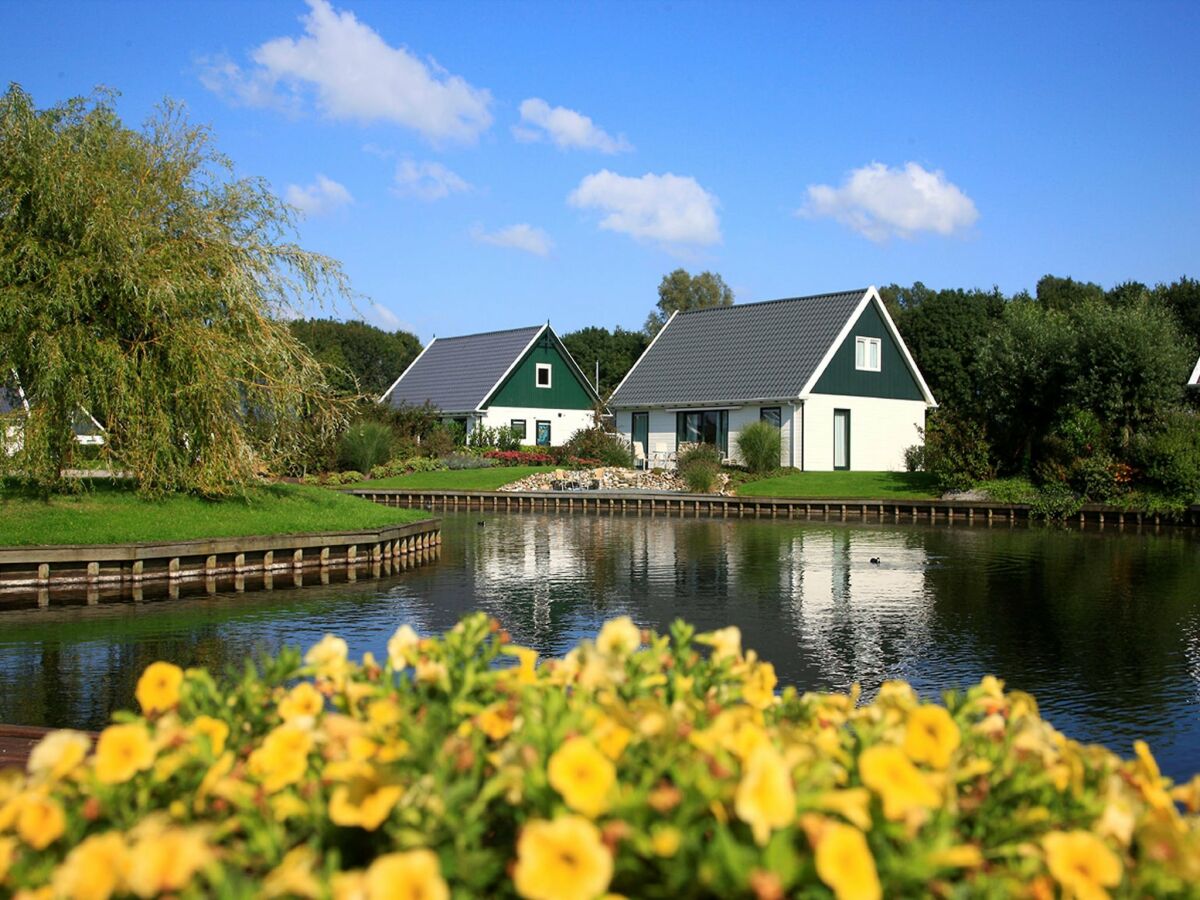 Holiday park Charmante Villa am Wasser