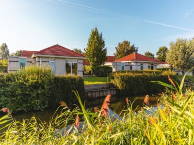 Holiday park Villa in Netherlands with Private Jetty in Andijk - Holiday park