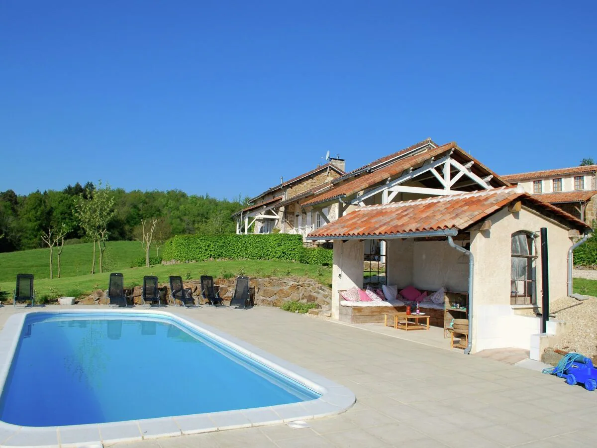 Holiday park Gemütliches Ferienhaus in Roussines, Dordogne