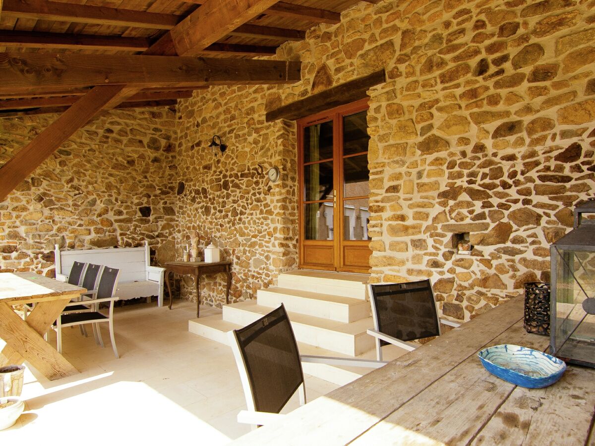 Holiday park Hütte in Frankreich mit überdachter Terrasse