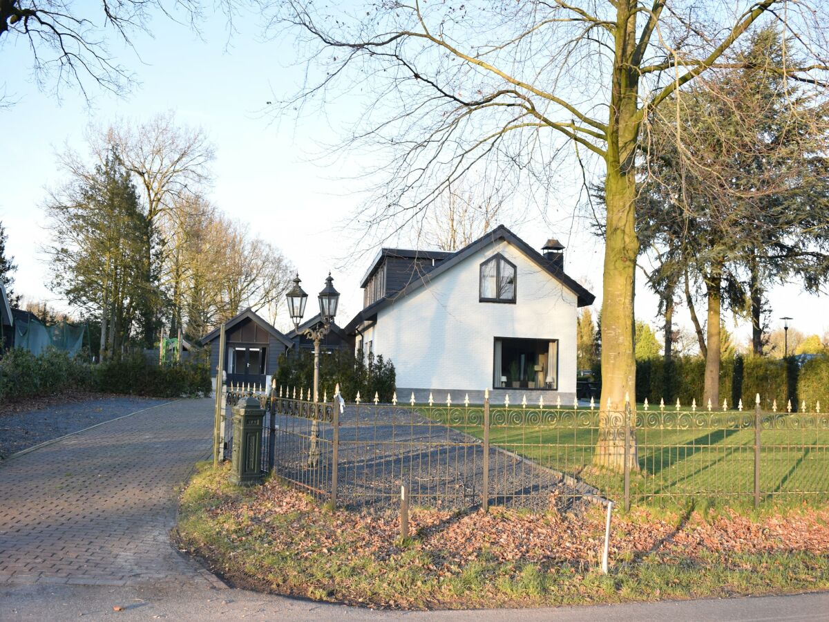 Holiday park Villa in Netherlands with Private Pool - Outdoor photo 3