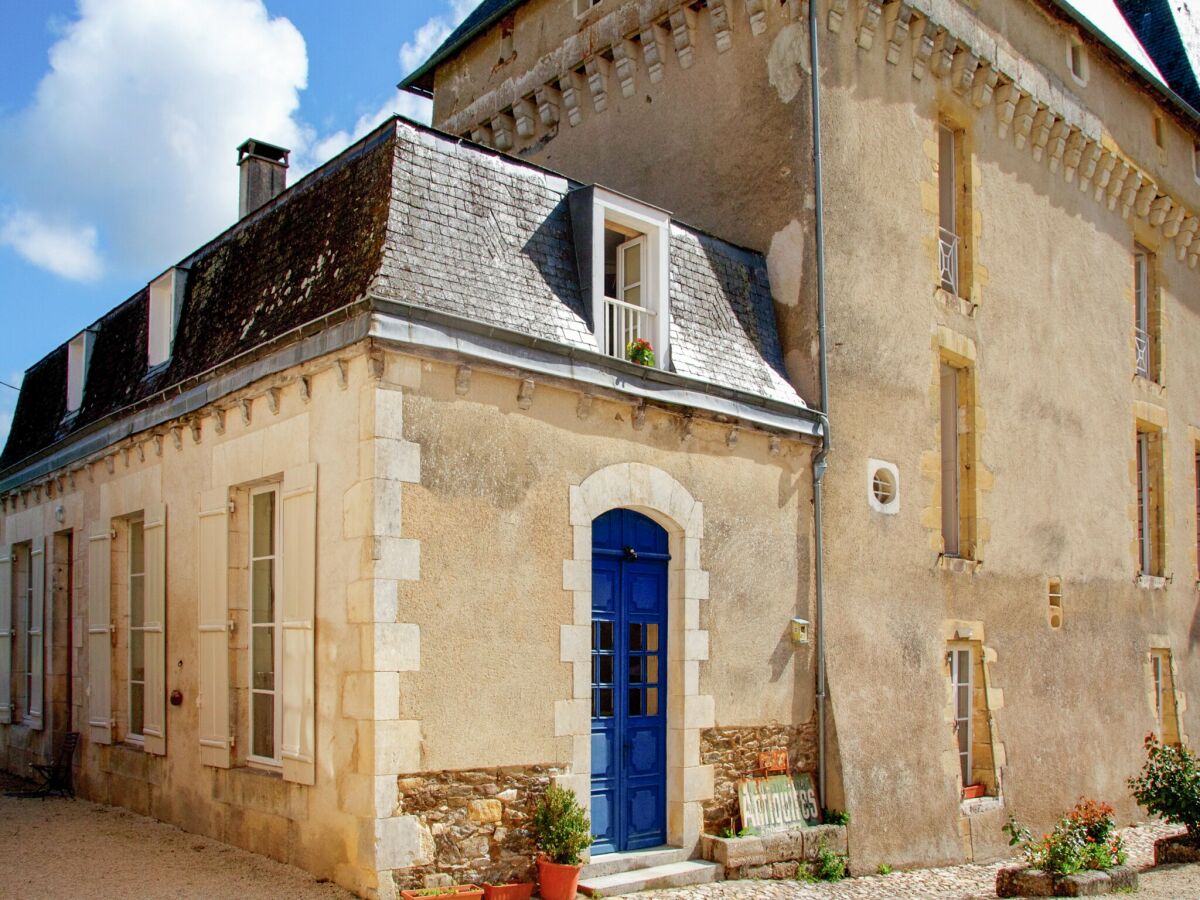 Holiday park Schloss in Chaleix mit Pool und Aussicht