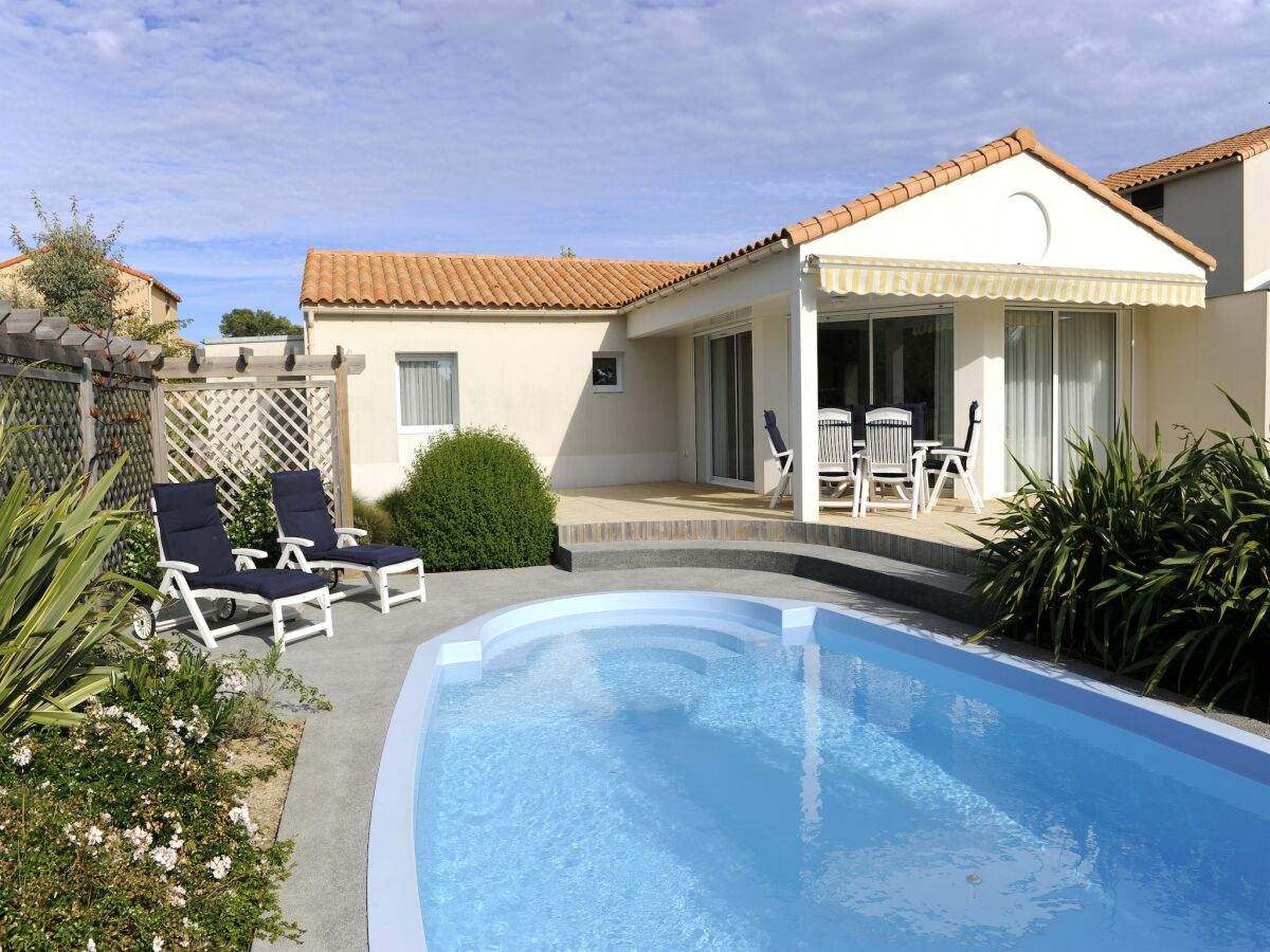 Holiday park Villa in France with Private Heated Pool