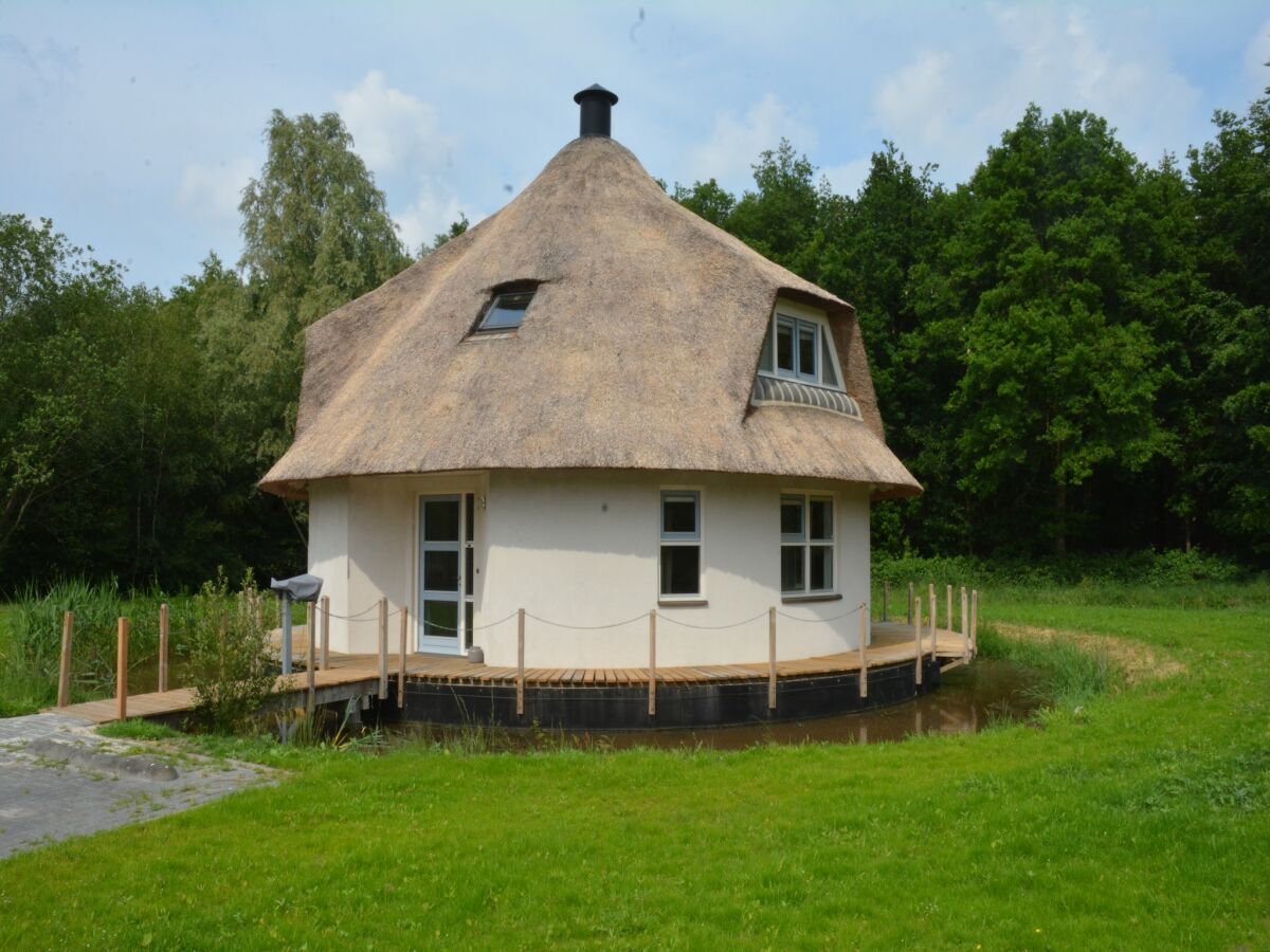 Holiday house Unique holiday home in Noordwolde with garden - Outdoor photo 4