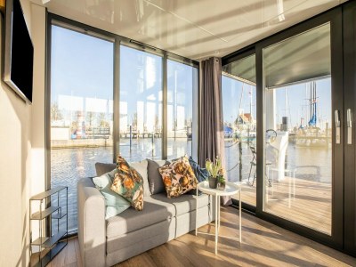 House boat Beautiful houseboat  with shared pool - Features photo 10