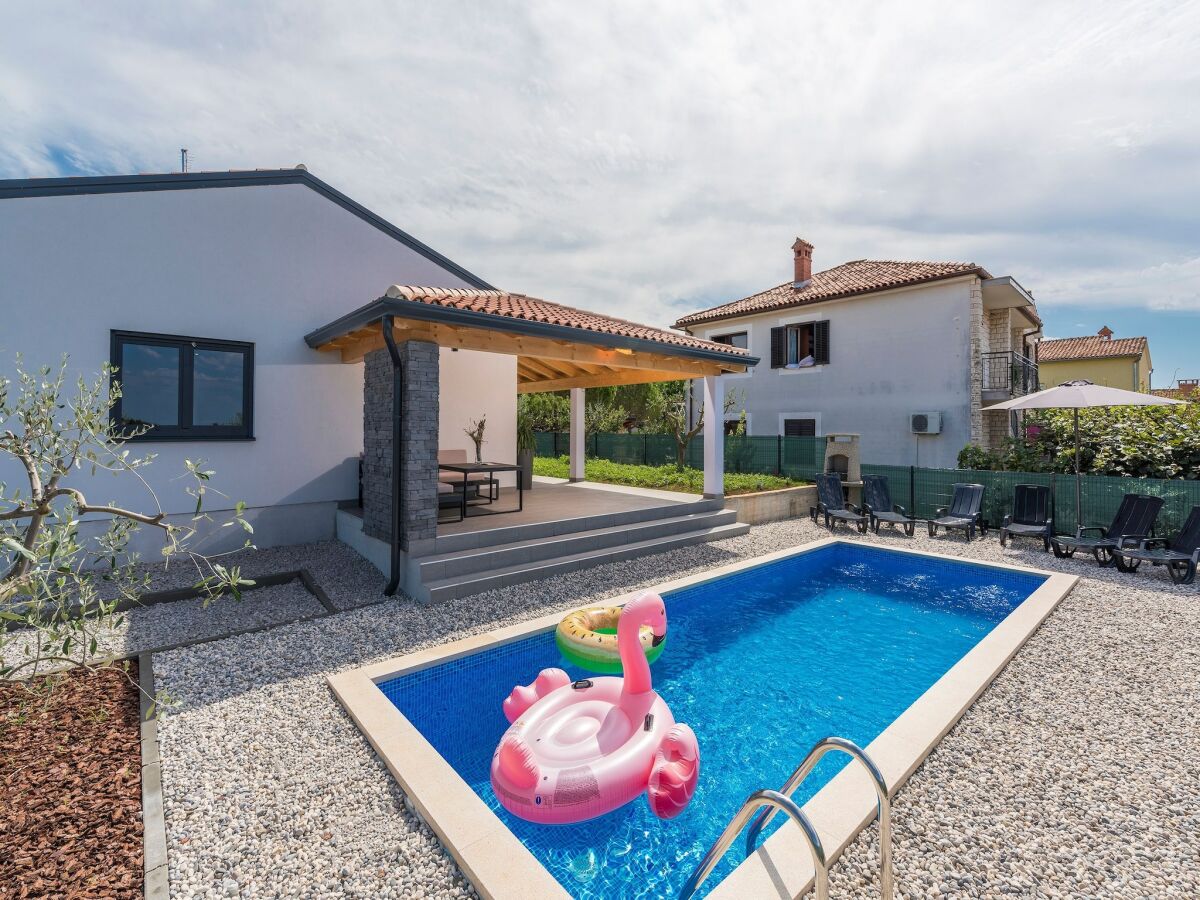 Holiday house Villa in Novigrad mit Pool und Strandnähe - Outdoor photo 5