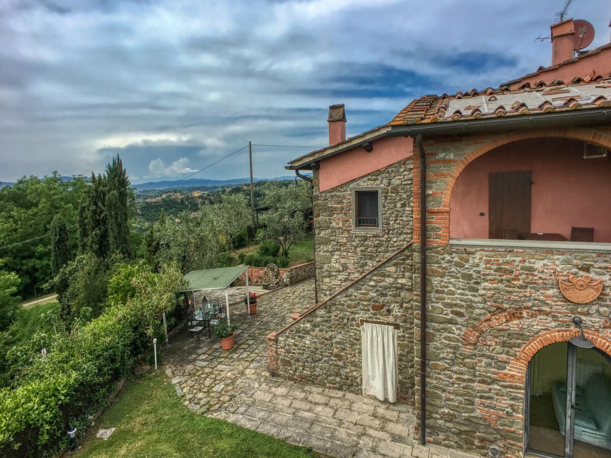 Holiday house Grazioso Agriturismo a Pian di Scò con Barbecue - Outdoor photo 2