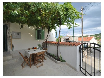 Holiday house Luce – Steinhaus mit Pergola-Terrasse, in Strandnähe in Vrbnik - Holiday house