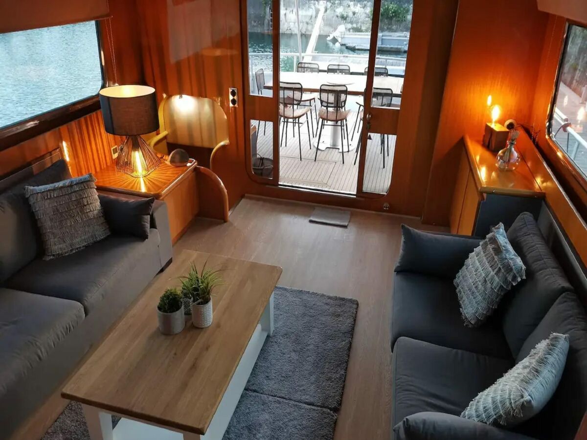House boat Attractive yacht with roof terrace