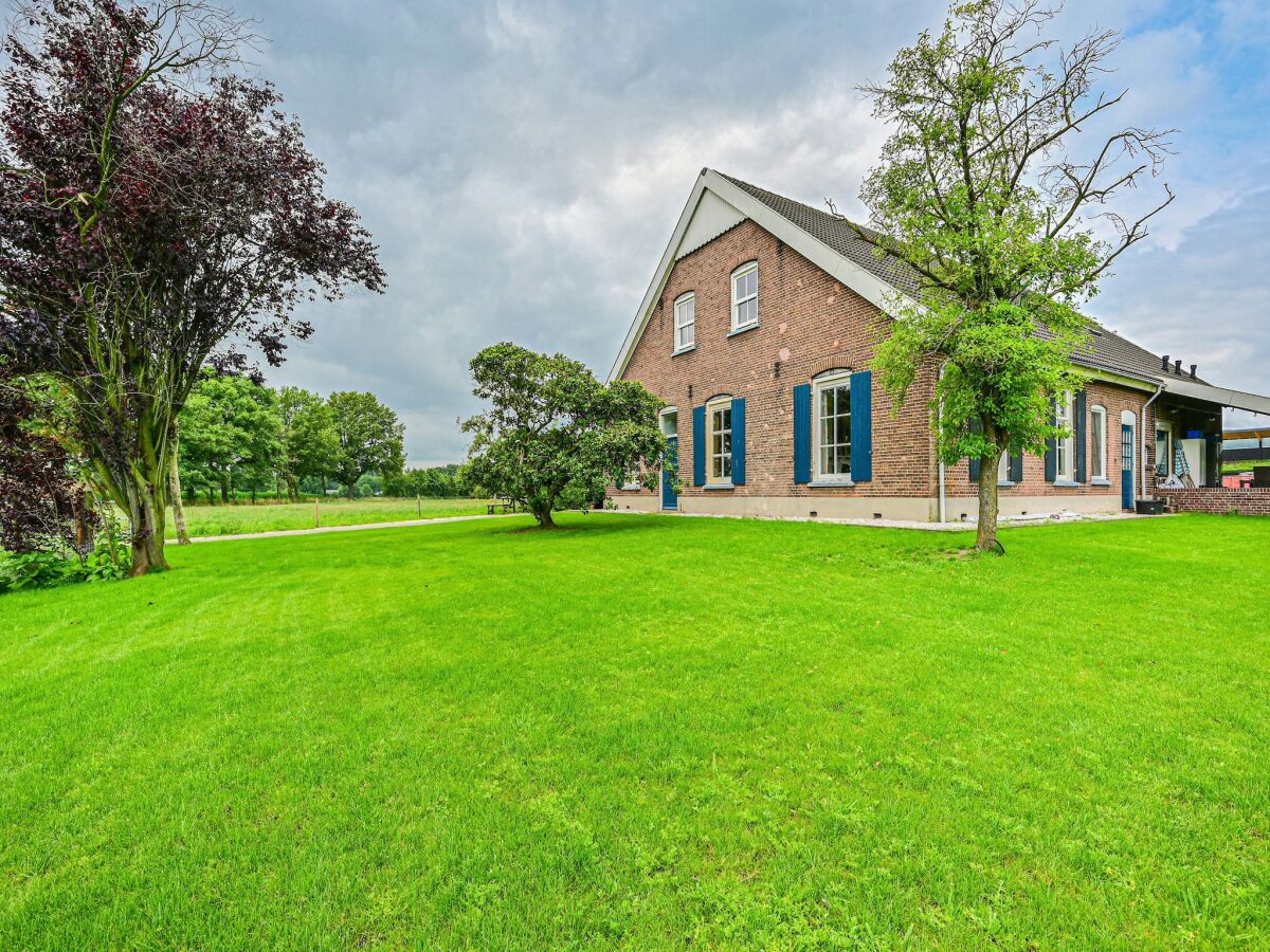 Farmhouse Cozy Countryside Getaway - Outdoor photo 2