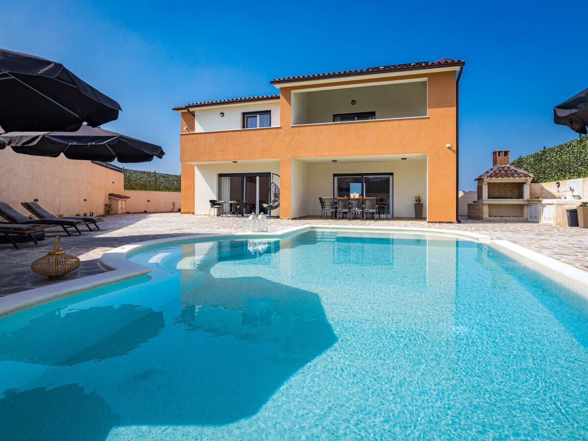 Villa Villa Nur Amela with Pool, Jacuzzi, Darts