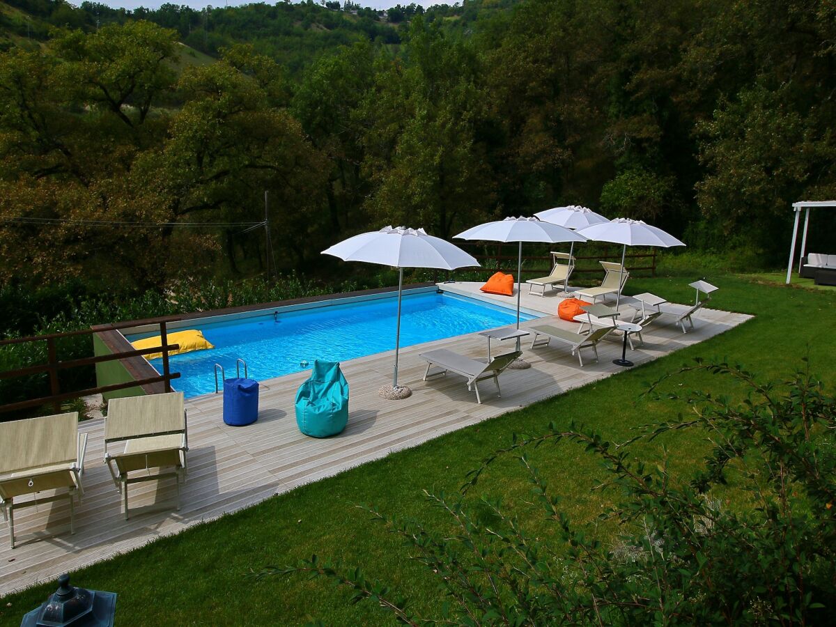 Villa Geräumige Villa in Fabriano mit Swimmingpool - Outdoor photo 2