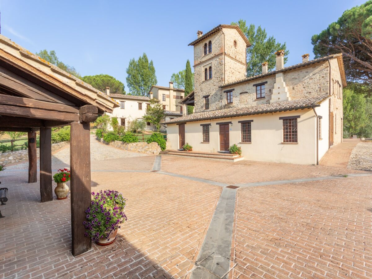 Holiday house Luxuriöses Ferienhaus in Montone mit 2 Swimmingpools - Outdoor photo 2