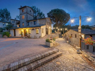 Holiday house Luxuriöses Ferienhaus in Montone mit 2 Swimmingpools - Outdoor photo 4