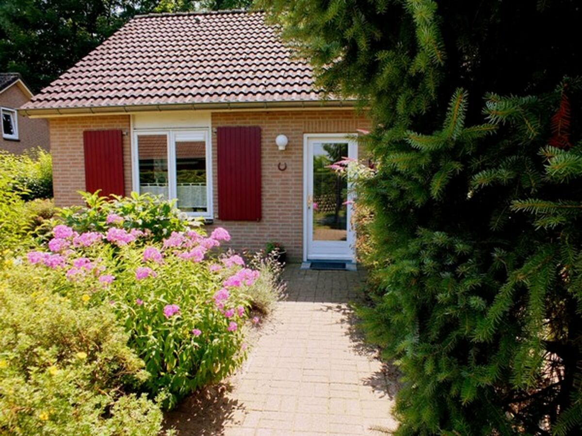 Bungalow Nice bungalow in Beek with hot tub - Outdoor photo 4