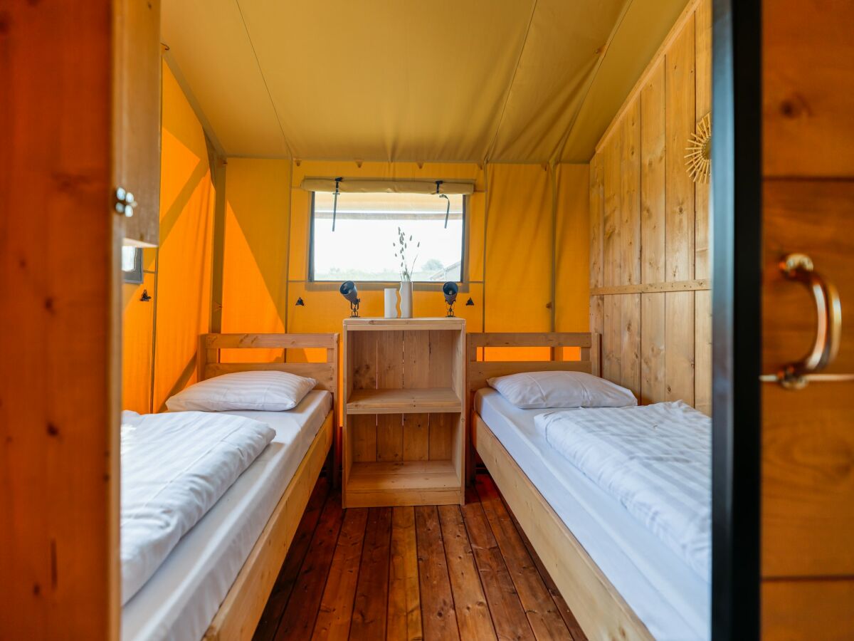 Holiday park Safari lodge for 6 people with veranda near the IJsselmeer - Features photo 3