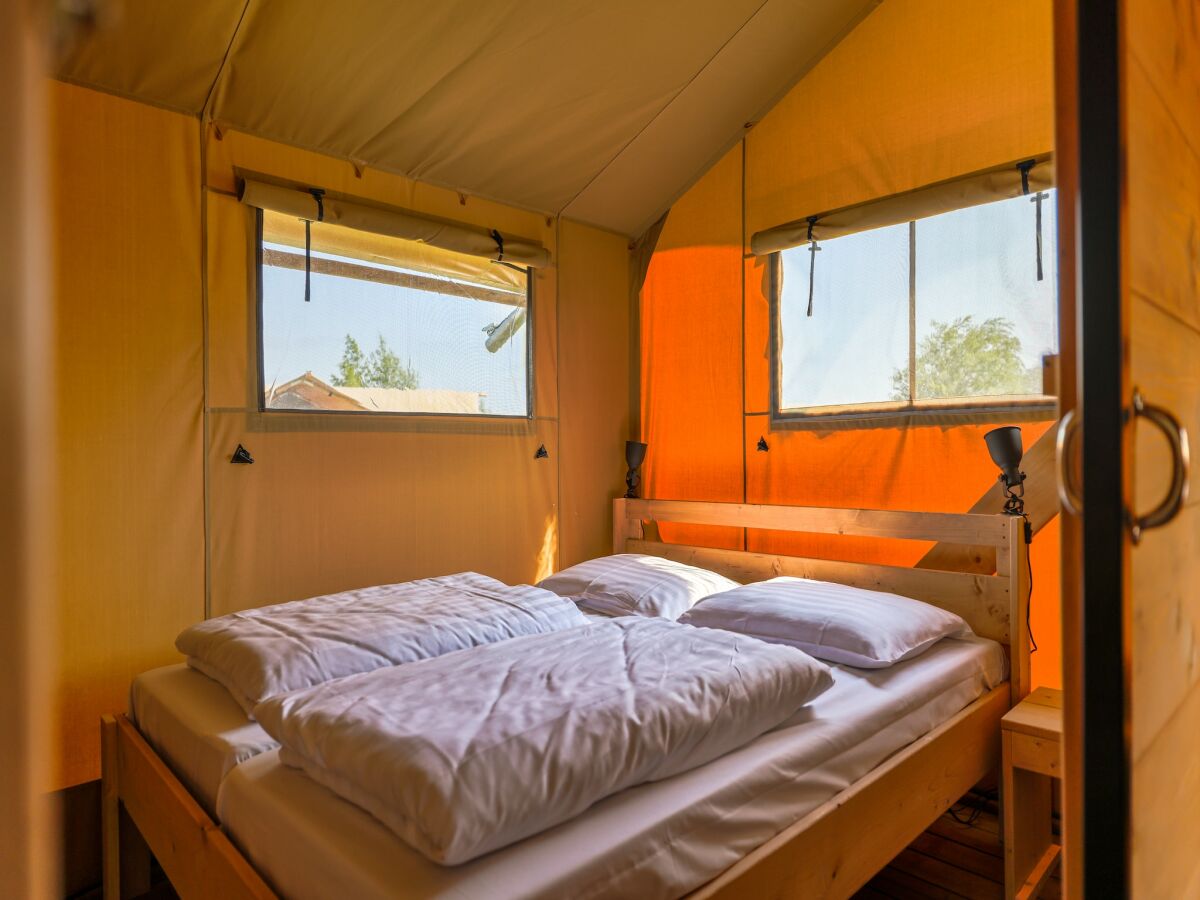 Holiday park Safari lodge for 6 people with veranda near the IJsselmeer - Features photo 5