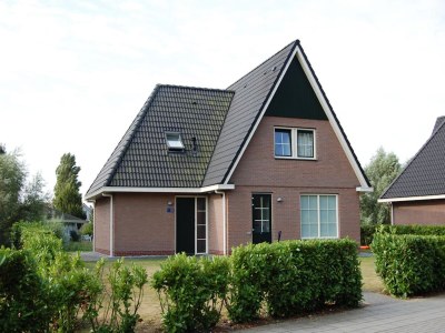 Holiday park Villa in der Nähe des Sees in Makkum - Outdoor photo 2