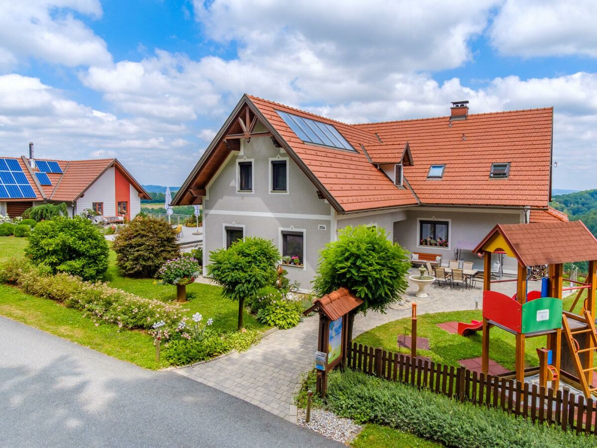 Apartment Ferienwohnung mit Terrasse
