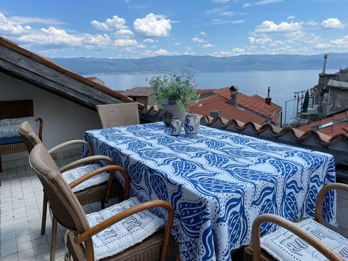 Holiday house Angenehmes Ferienhaus in Vrbnik mit Meerblick - Outdoor photo 4