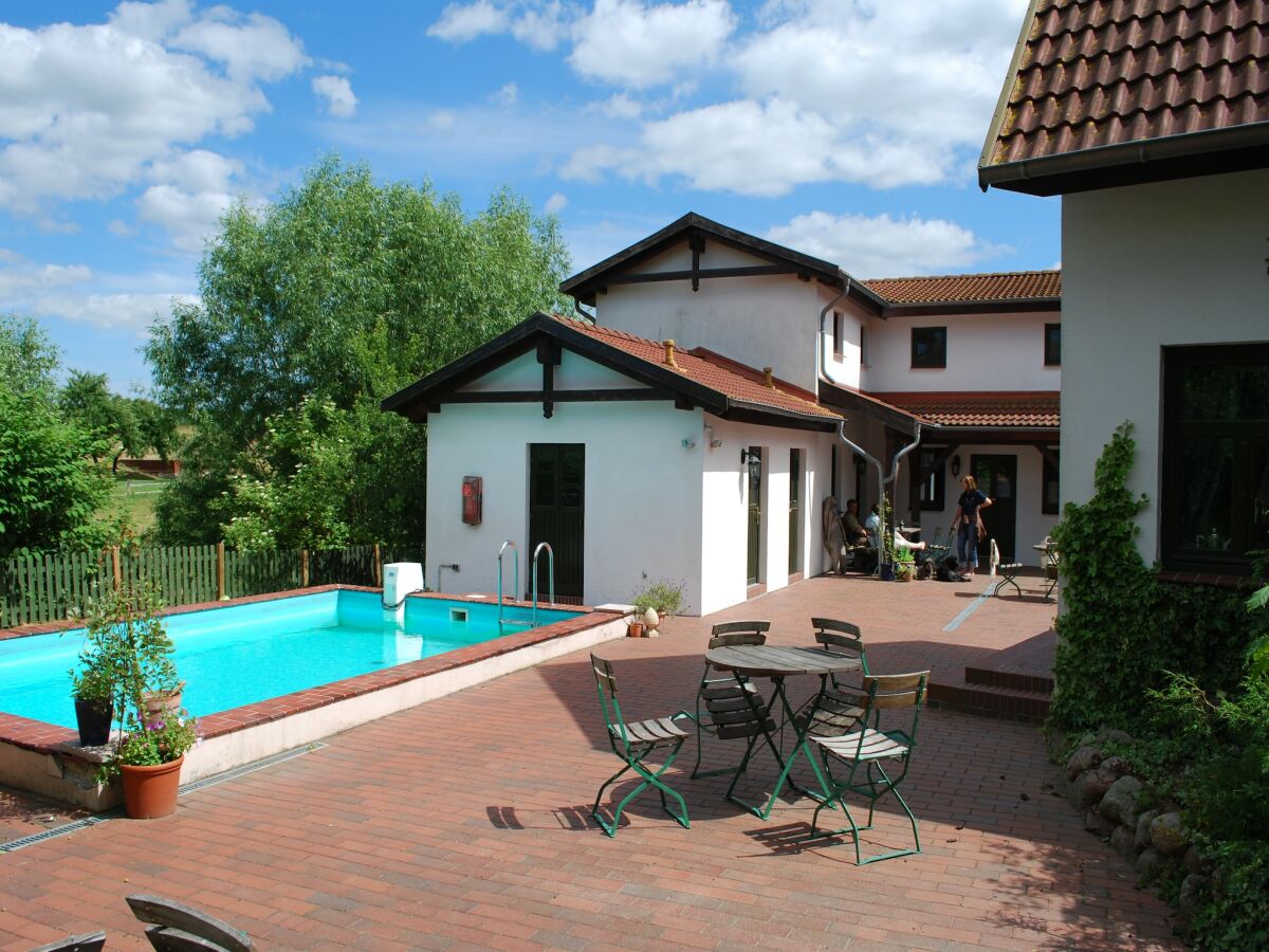 Apartment Wohnung in Dargun mit Pool und Streichelzoo