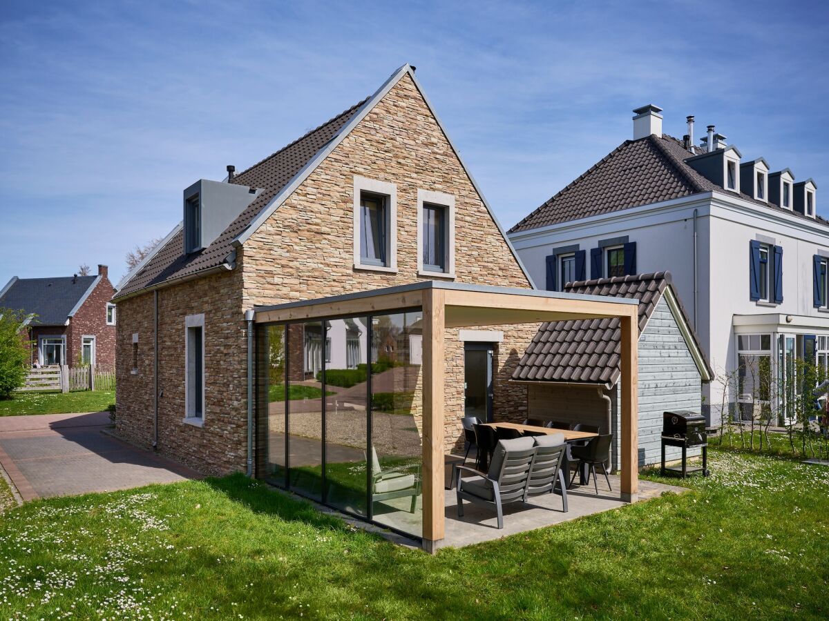 Holiday park Nice villa with veranda near holiday park