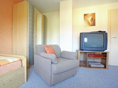 Apartment Apartment with terrace and pool in the garden - Features photo 13