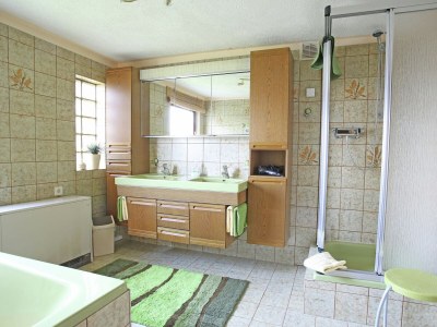 Apartment Apartment with terrace and pool in the garden - Features photo 20