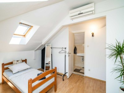 Apartment Rooms Nina - Double or Twin room with shared terrace - 1 - Features photo 9
