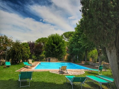 Apartment Sunny Apartment with Pool - Outdoor photo 11