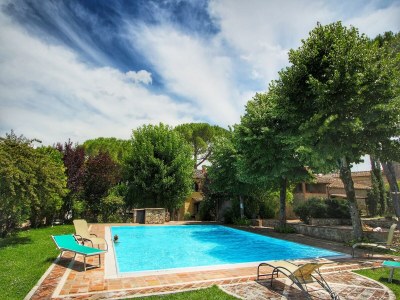 Apartment Sunny Apartment with Pool - Outdoor photo 12