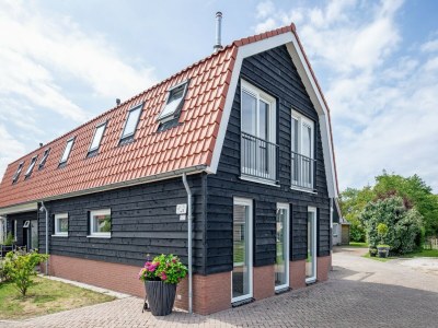 Holiday house Holiday home near forest with wellness garden in Den Burg - Holiday house