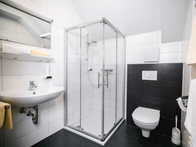 Holiday room Vierbettzimmer, Dusche oder Bad, Balkon - Features photo 29