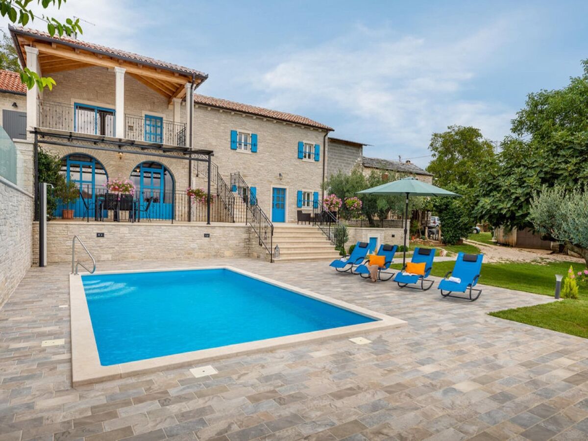 Villa Stilvolle Villa mit Swimmingpool und Garten