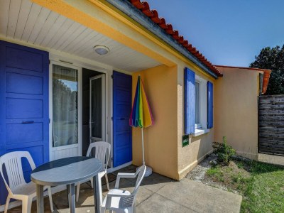 Holiday house Gîte  in a holiday park with pool - Outdoor photo 8