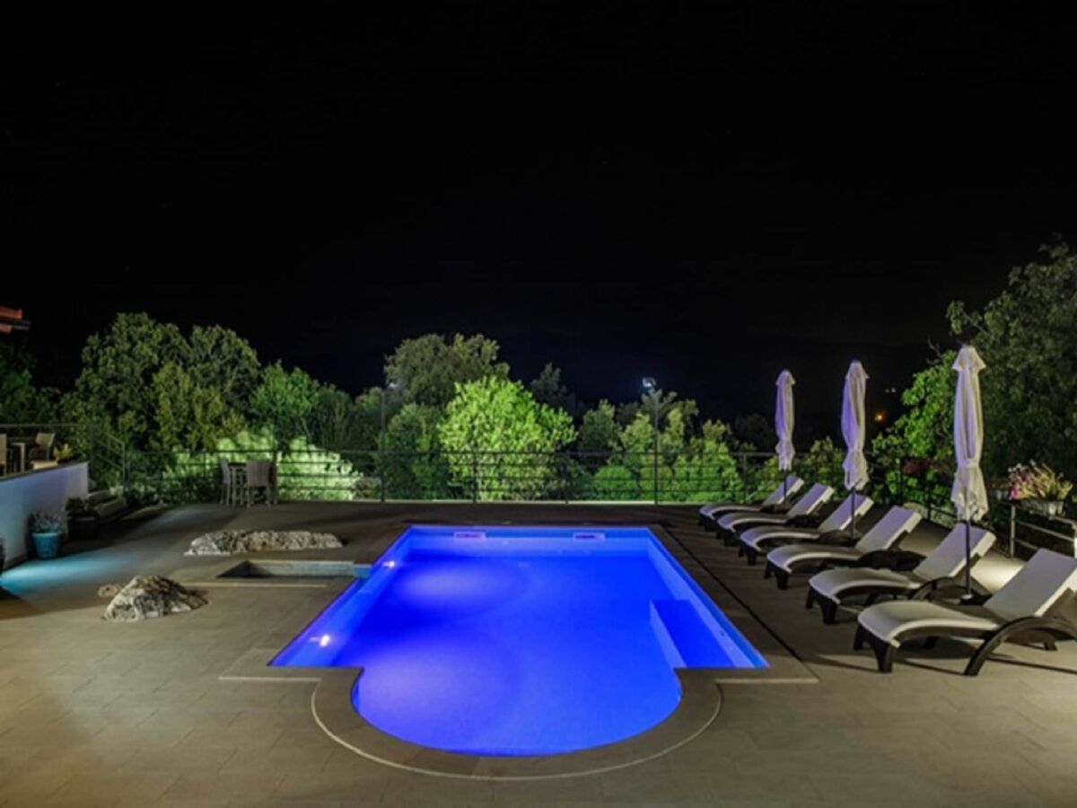Villa Luxuriöse Villa in Nova Sela mit beheiztem Pool