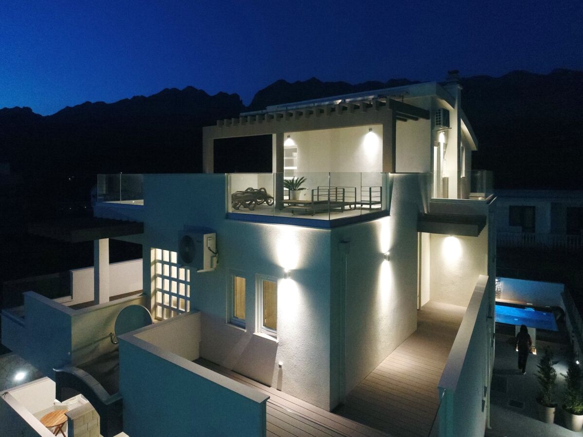 Villa Villa with Heated Pool - Outdoor photo 2