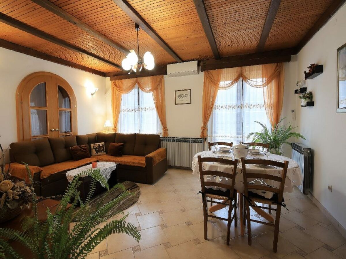 Apartment Einladendes Apartment in Tribalj mit Garten