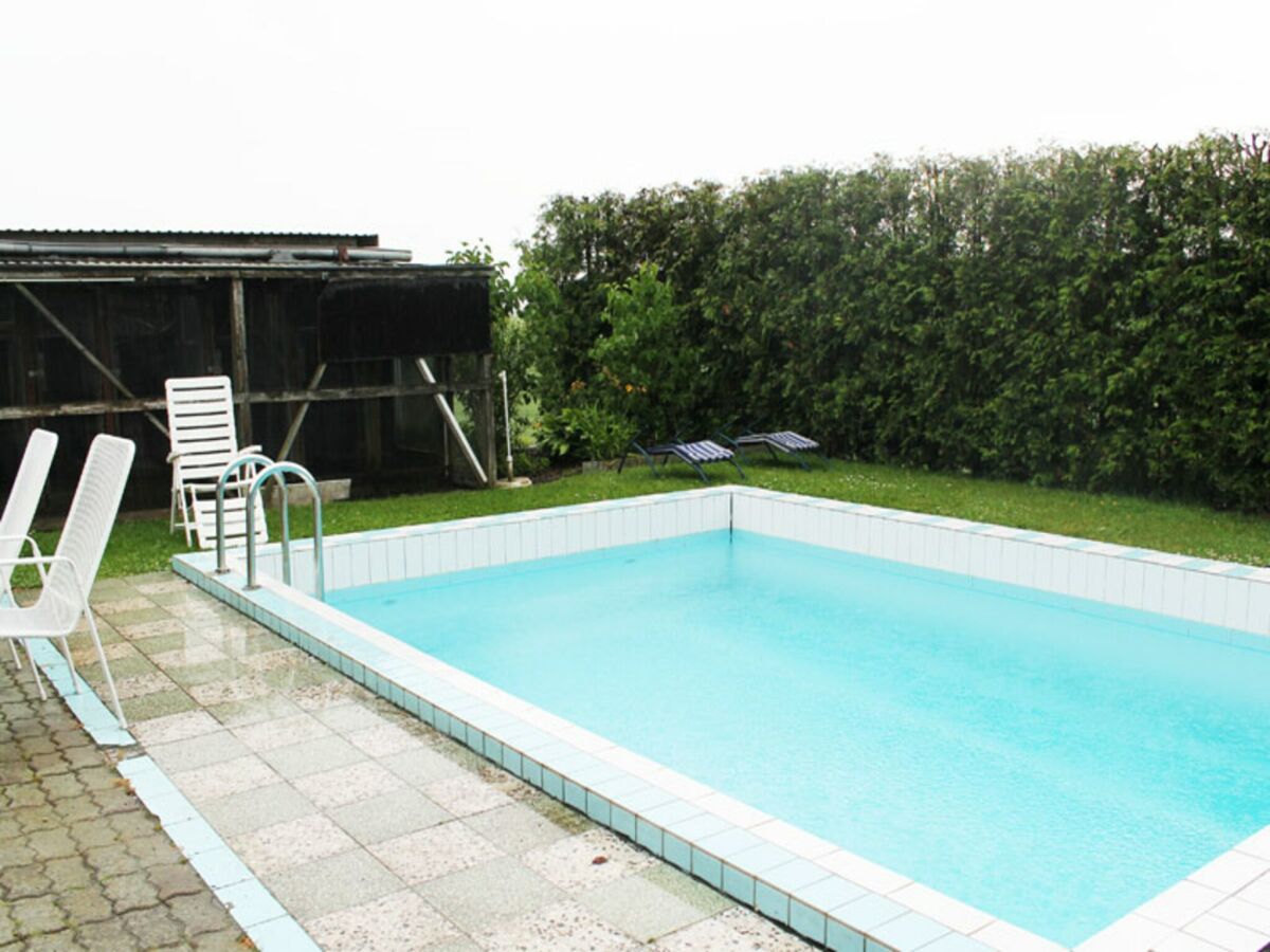 Apartment Schöne Zweizimmer-Ferienwohnung mit Pool im Garten