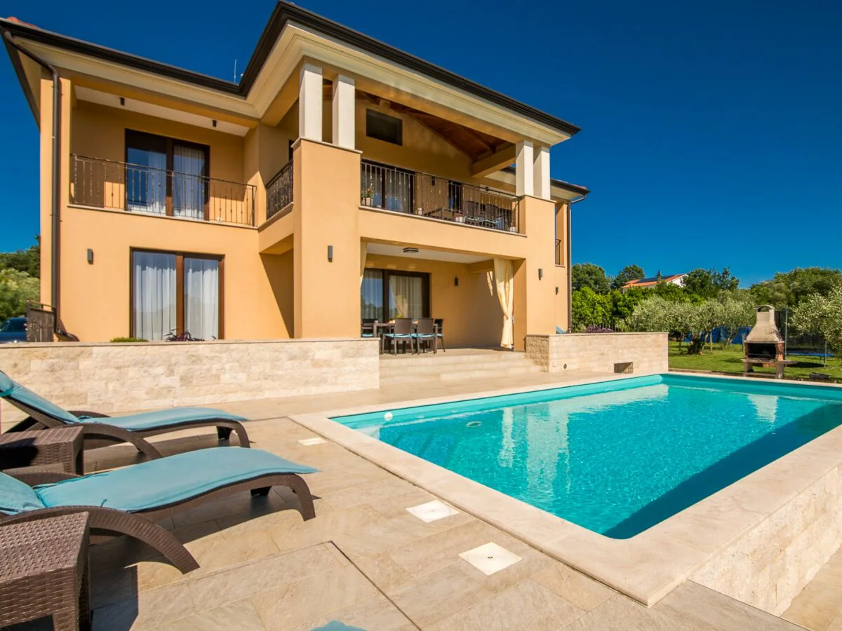 Holiday apartment Villa Cecilia with pool