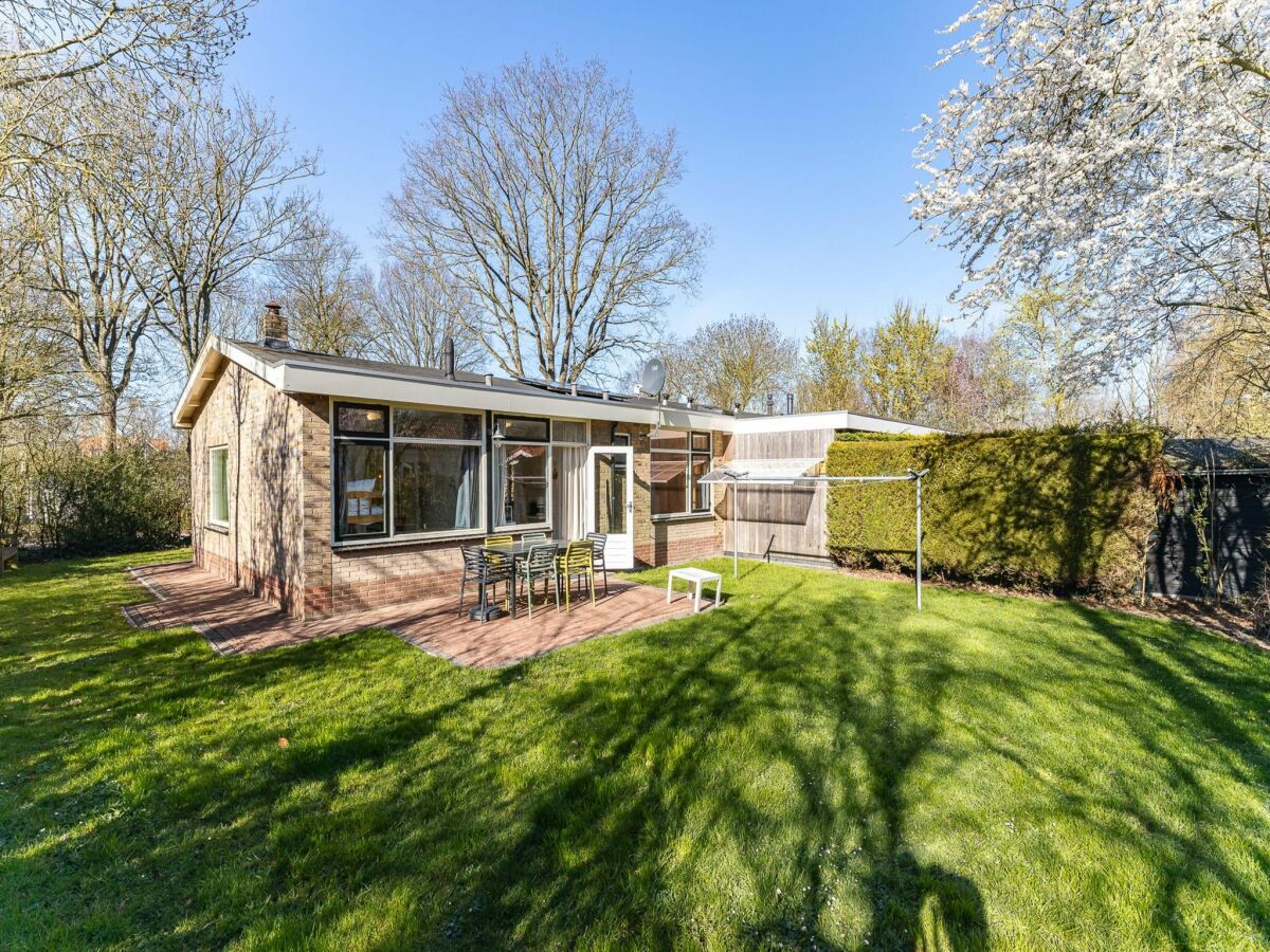 Holiday house Bungalow near Dutch Beach with Garden