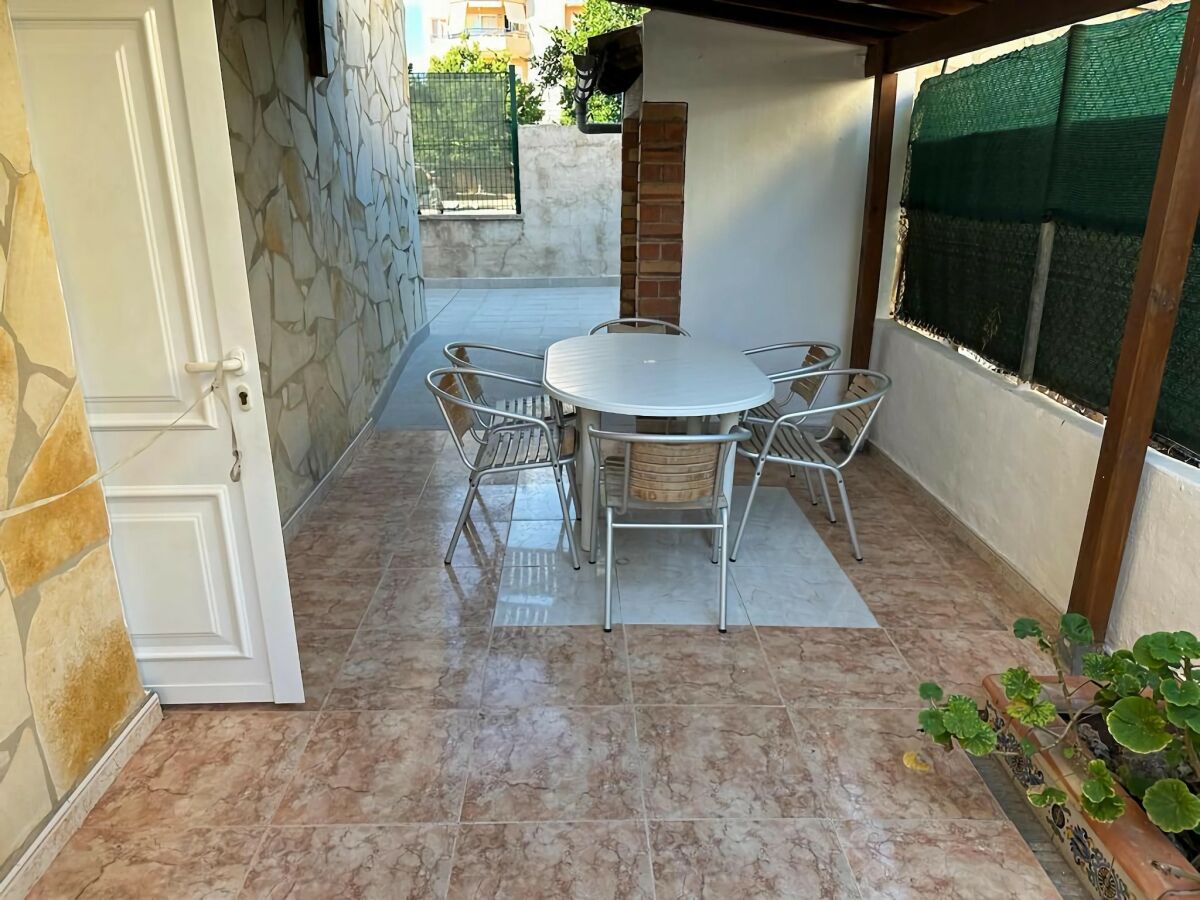 Apartment Apartment near Beach with Serene Garden - Outdoor photo 4