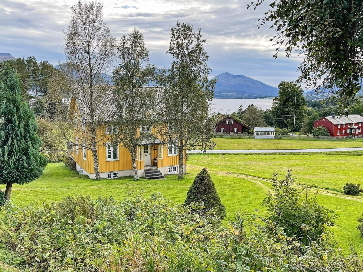 Holiday house 6 person holiday home in AVERØY-By Traum