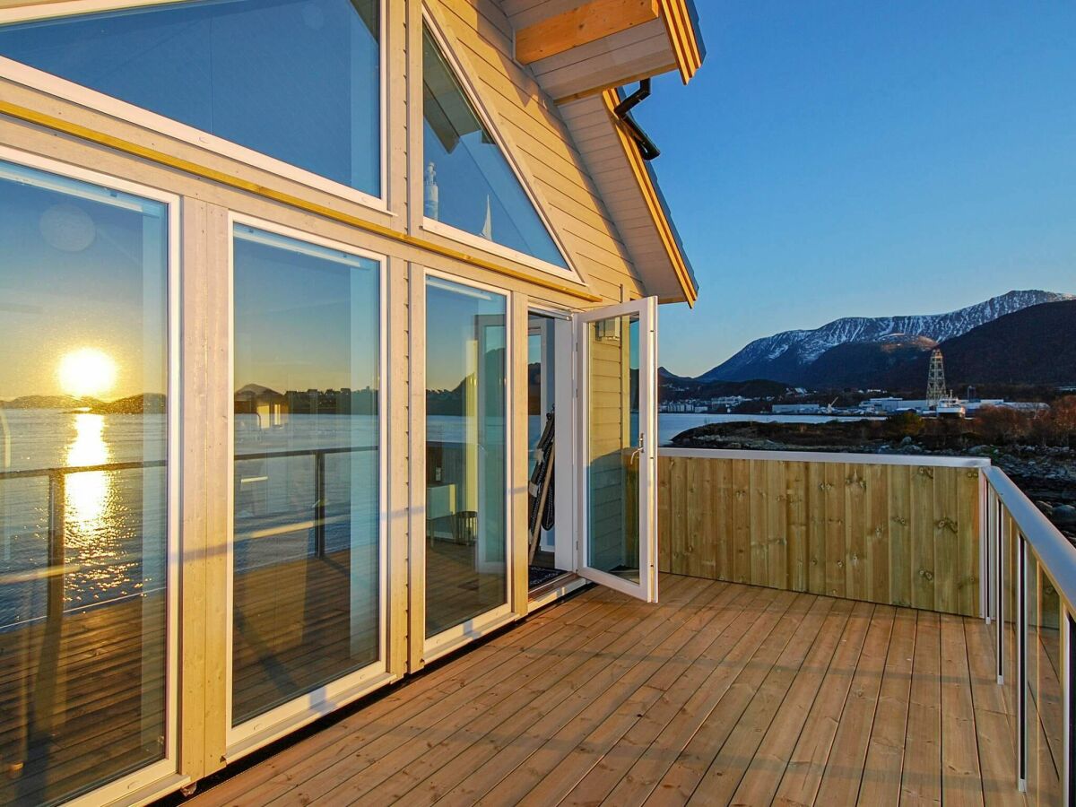 Holiday house 10 person holiday home in Brattvåg